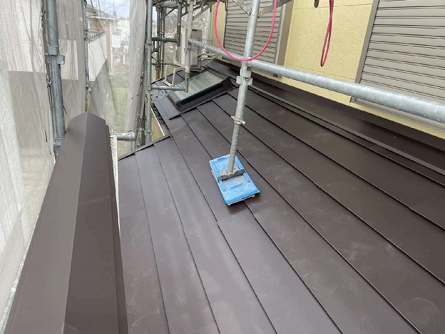 下屋根部分の屋根カバー工法