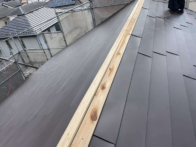 屋根カバー工法の棟板金下地の貫板
