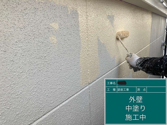 外壁塗装工事の中塗り