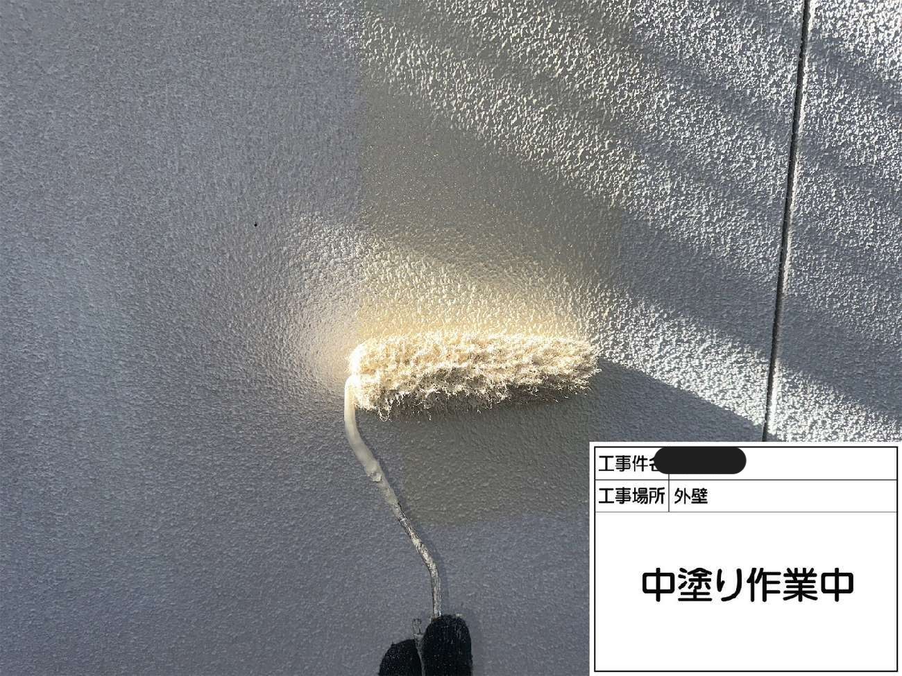 サイディング外壁への中塗り作業