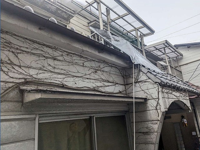 名古屋市緑区の雨漏りしている住宅下屋根の葺き替え工事、足場の設置と既存瓦の撤去