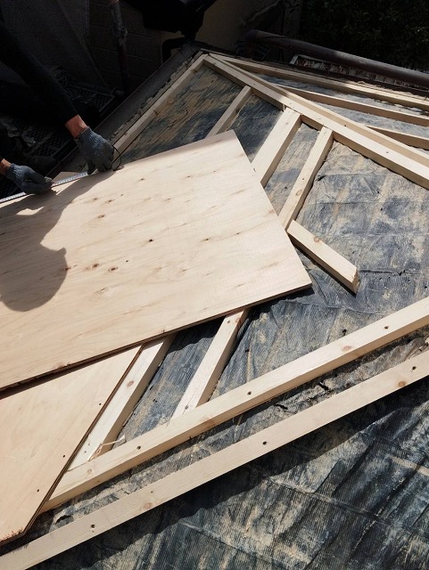 下屋根部葺き替え工事の垂木骨組みに構造用合板施工