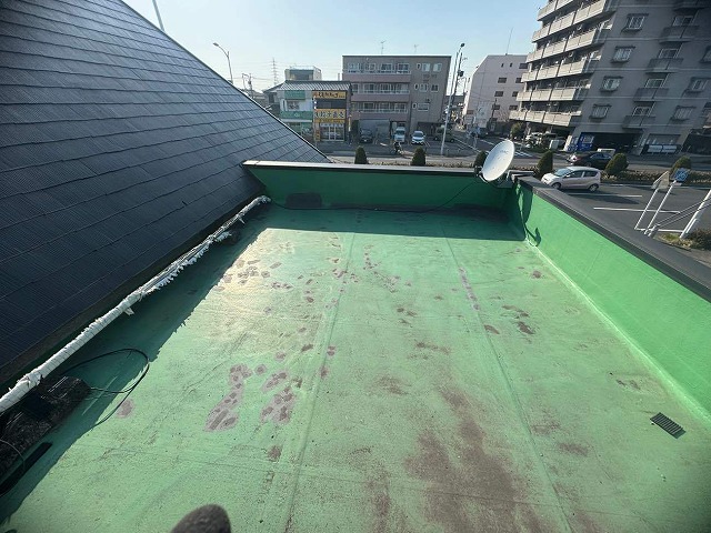 店舗建物の屋上防水が著しい劣化している状況