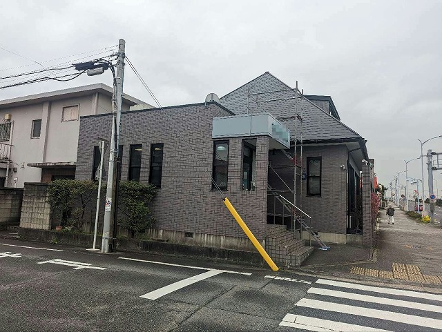 店舗建物の屋上防水工事を行うための足場設置