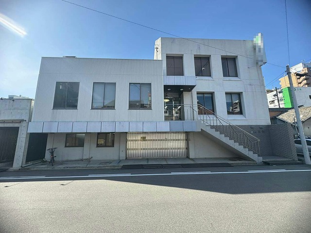 名古屋市緑区の雨漏りしている会社建物で屋上防水メンテナンス施工前の状況確認