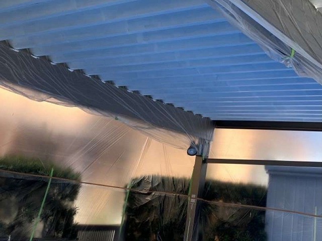 カーポートの折板屋根塗装工事で隣家との間に飛散防止の養生