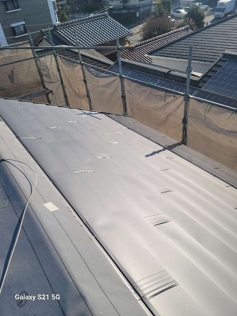 改質アスファルトルーフィングを張った下地の上にガルバリウム鋼板屋根を施工