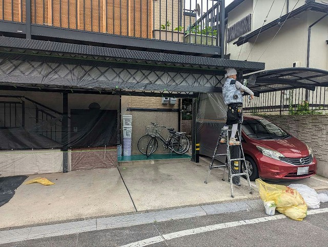 折板屋根の断熱塗装メンテナンスを行うための養生作業