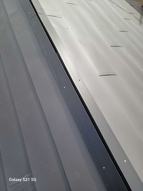 屋根カバー工法の棟板金下地に樹脂製貫板を使用