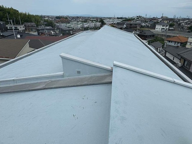 複雑な形状をしているマンションの屋上で雨漏りが発生