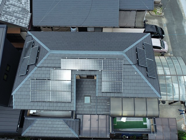 平板瓦屋根の住宅でドローンによる現場調査を実施