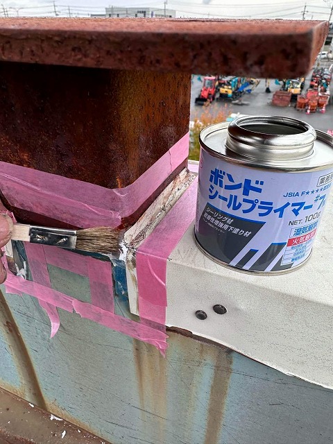 雨漏り修理のためのパラペット部コーキング打ち替え工事のプライマー塗布
