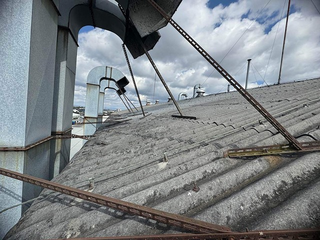 工場建物の波型スレート屋根の劣化状況を確認した現場調査