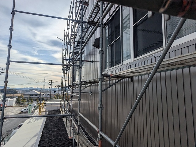 工場建物で金属サイディングを用いた外壁カバー工法の施工状況