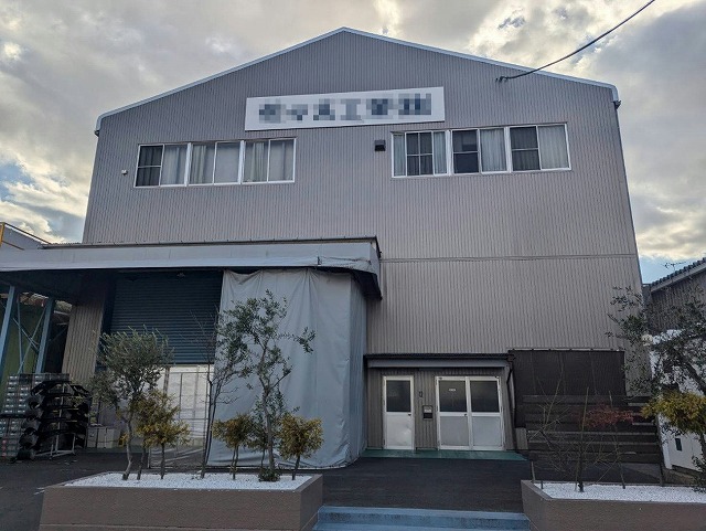 工場建物外壁に対する金属サイディングを用いた改修工事が完成