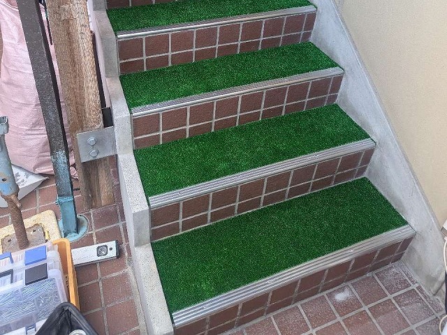 和風住宅のタイル仕上げの外階段に滑り止めの人工芝貼り付け