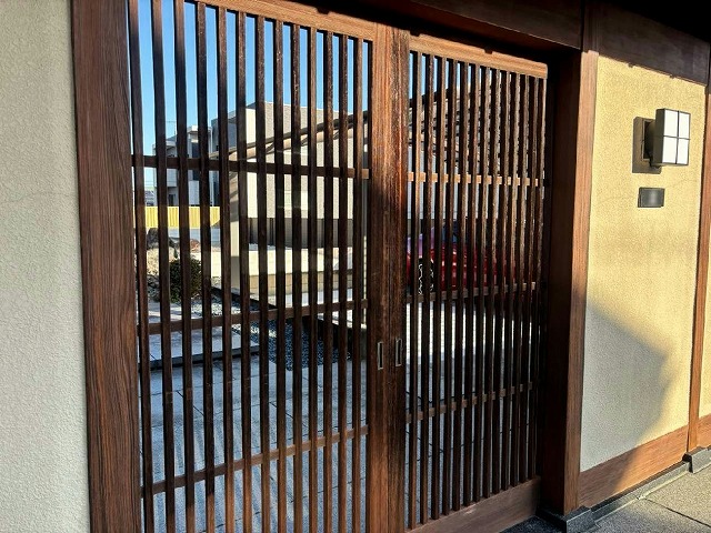 和風住宅門扉周辺の木部への塗装工事が完成