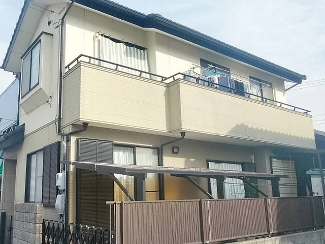 タイル調とプレーン調のデザインのサイディングを組み合わせた住宅の外観