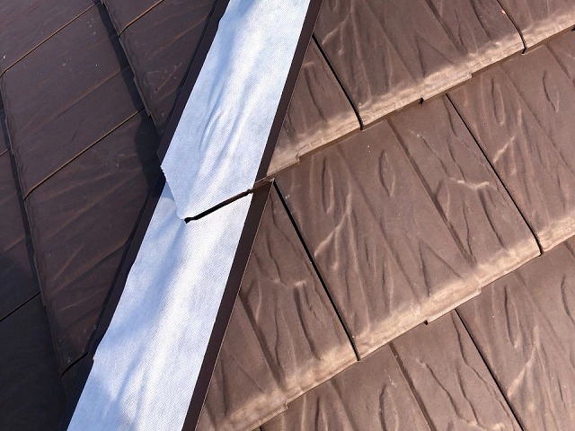 差し棟板金を差し棟仕様の瓦役物に変更する工事の防水テープ貼り工程