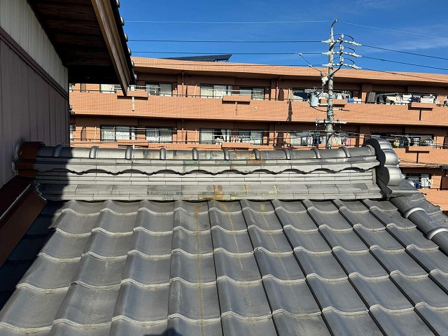 屋根点検を行っている住宅下屋根の棟瓦の様子