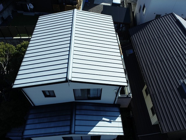 立平葺き屋根の劣化状況を確認するドローンを用いた屋根点検