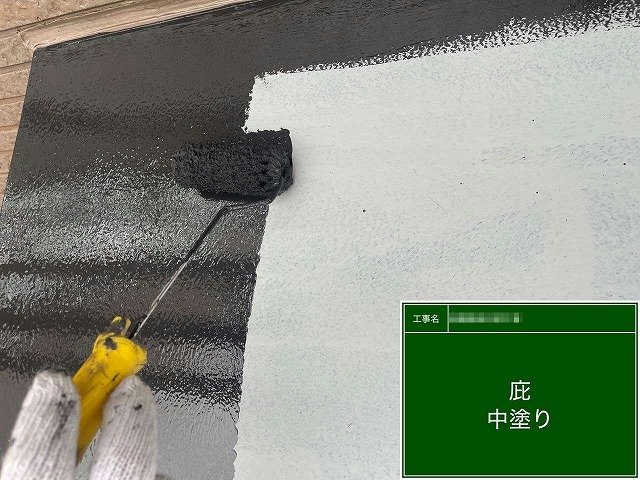 外壁塗り替え工事の庇板金への中塗り