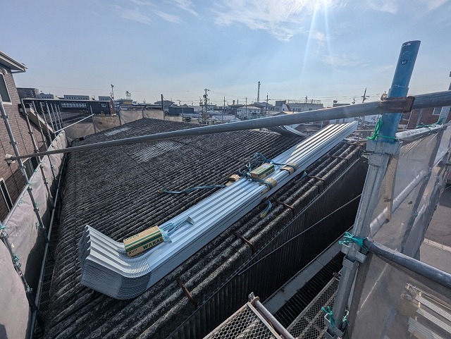 尾張旭市の倉庫屋根カバー工事、明り取りのポリカ材交換と折板屋根の本体施工の様子