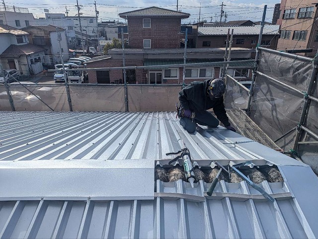 倉庫建物カバー工事の棟部の雨仕舞処理