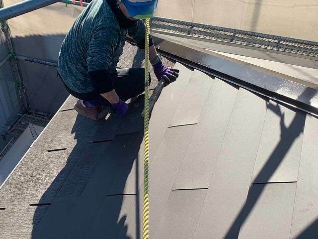 名古屋市天白区で一部が割れて落下したスレート屋根にシーガード工法で本体貼り施工