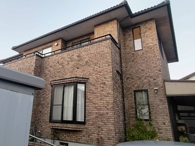 外壁の劣化状況を確認したツートン仕上げの住宅現場調査