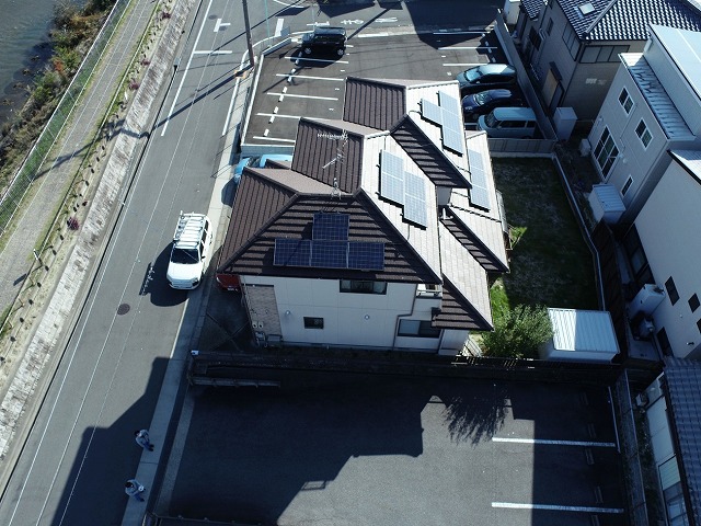 住宅の平板瓦屋根の劣化状況を確認したドローンを活用した家屋点検