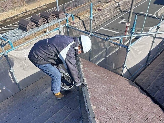 棟瓦取り直し工事の隅棟への漆喰塗り