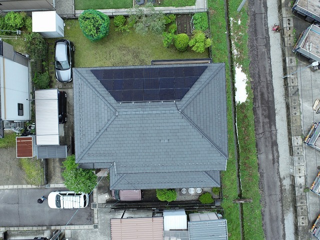 平板瓦屋根の住宅のドローン点検