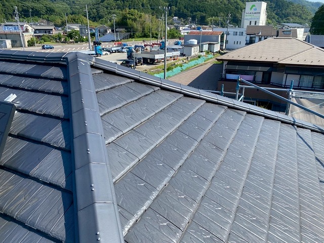 住宅棟瓦取り直し工事の取り外していた棟瓦をステンレスビスで再設置