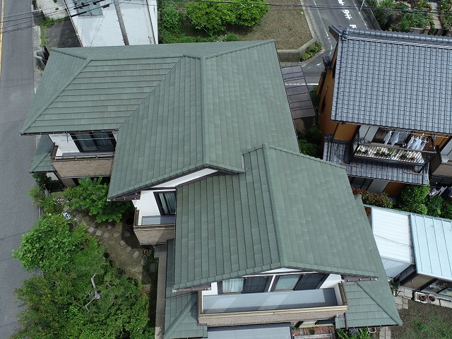 ドローンを用いた住宅う姉の点検を実施している様子