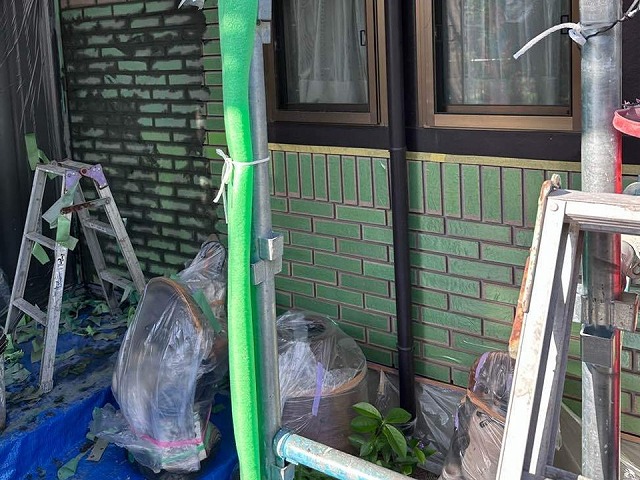 外壁タイル目地込み工事の目地部に専用目地材を充填している様子