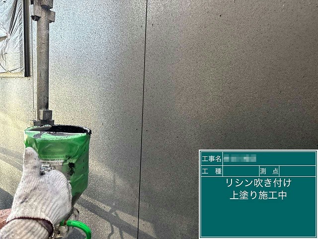 雨漏り修理の新規サイディング張り施工後のリシン吹き付け