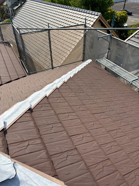 差し棟板金に瓦役物を被せるカバー工事の防水テープ貼り付け状況