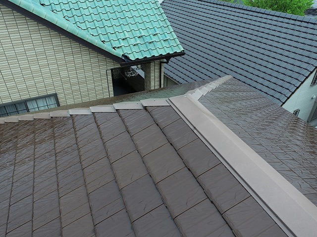 屋根大棟に設置されている棟板金の劣化状況を確認した現場調査