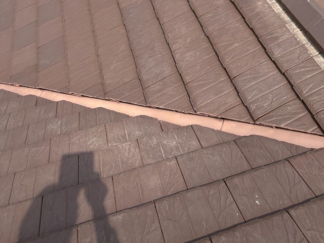 屋根の谷板金に劣化による色あせが進行している状況
