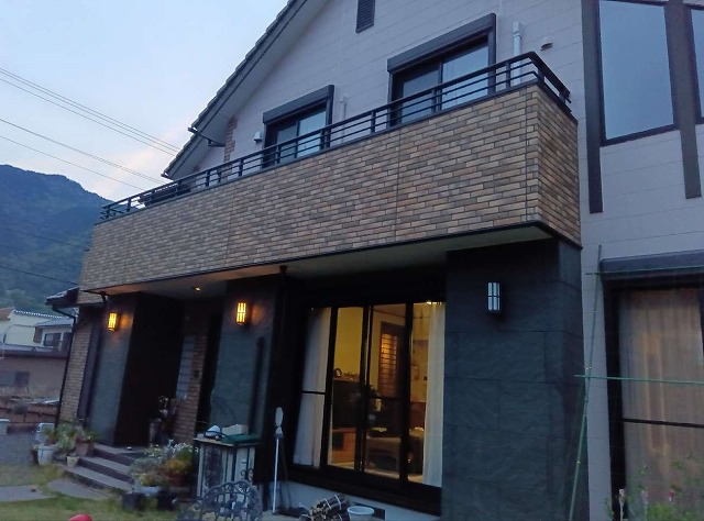 窯業系サイディングとレンガタイルを組み合わせた住宅の外観