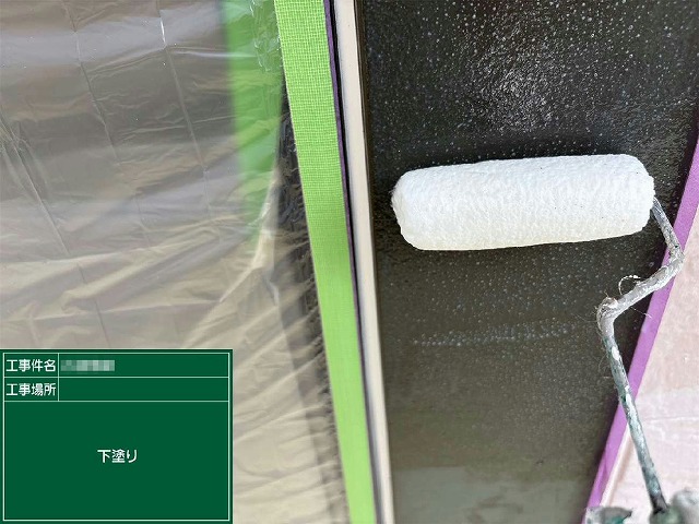 サイディング外壁塗装工事のローラーを用いた下塗りの様子