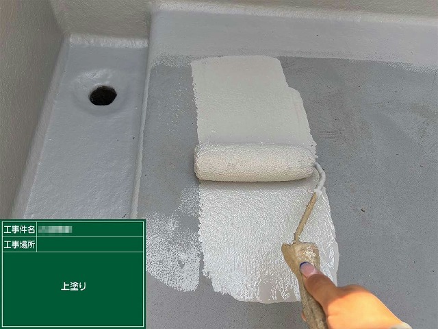 住宅建物塗装工事のベランダ防水トップコート1回目塗布