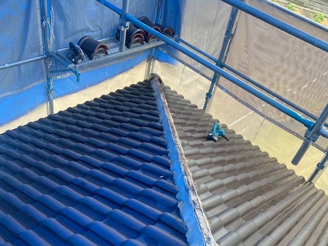 屋根棟瓦取り直し工事で取り外した冠瓦の保管状況