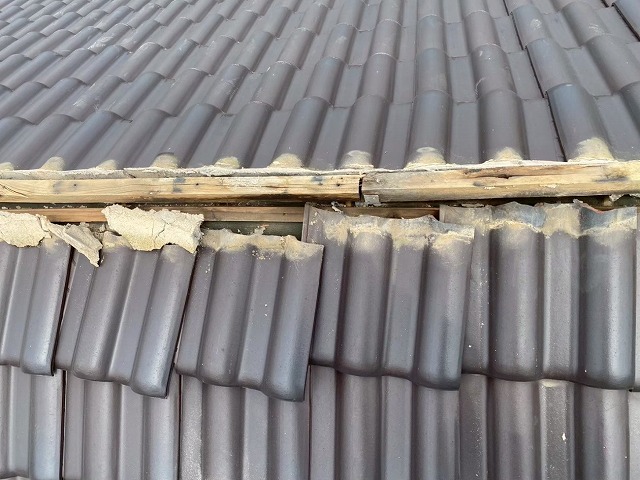 屋根棟瓦取り直し工事で土台の漆喰を解体してモニエル瓦がズレている様子