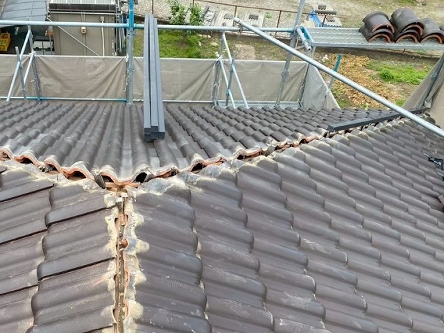 棟瓦取り直し工事で使用する樹脂製の垂木