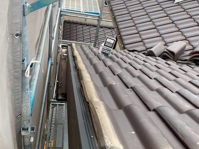 袖瓦取り直し工事の木下地に対する水切り板金補強