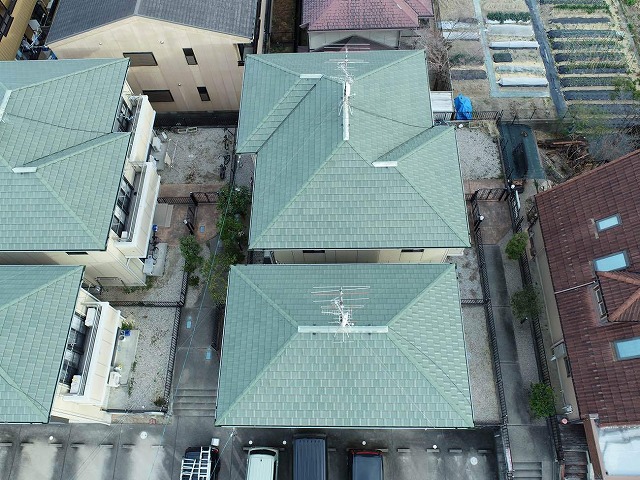 アパート建物の屋根調査でドローンを用いた上空からの撮影