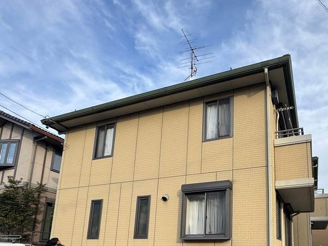 アパート建物の外壁に色あせや汚れが目立っている様子