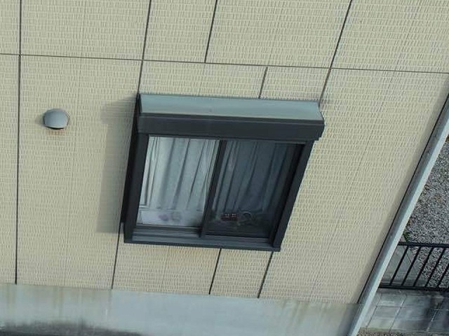 アパート建物のシャッターボックスもチョーキングが目立っている様子